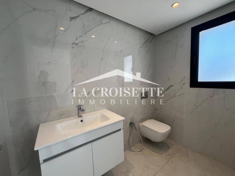 Triplex S+4 avec piscine et vue sur mer à Gammarth